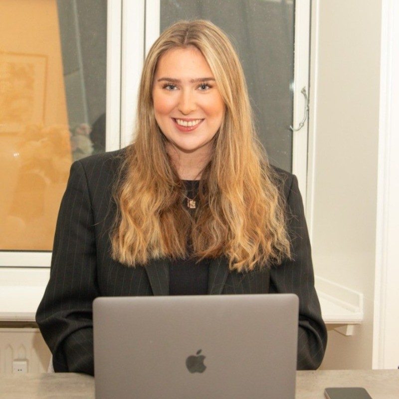 Rasmine Laguna Kristensen smiler ved sin computer